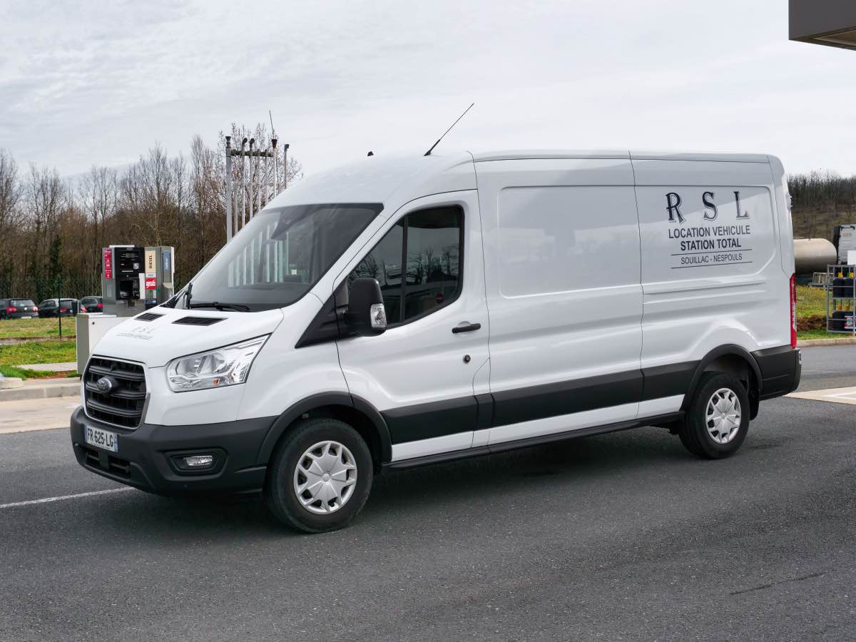 Ford Transit 12m3 à louer sorties 53 et 55 de l'autoroute A20